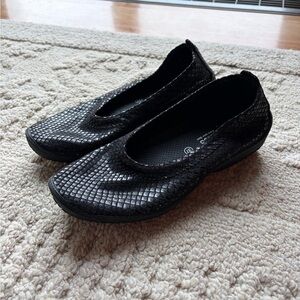 Arcopedico Black Textured Slip-On Ballet Flats